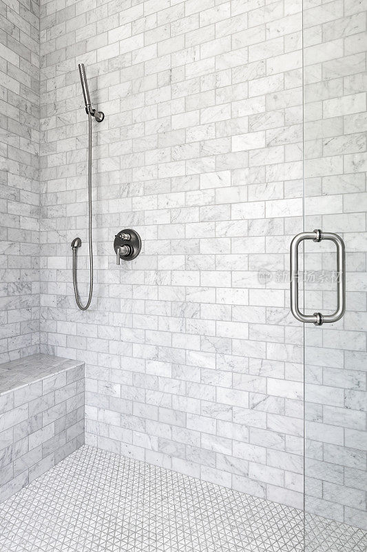 白色水平瓷砖的现代淋浴