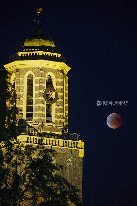 血月与佩珀布斯教堂塔在兹沃勒-满月月食