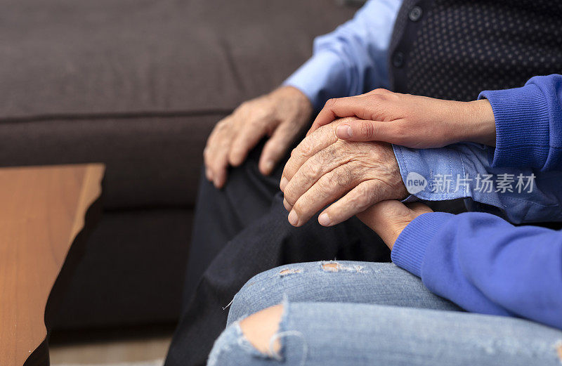 帕金森氏症和阿尔茨海默症的女性老年患者与护理人员在临终关怀