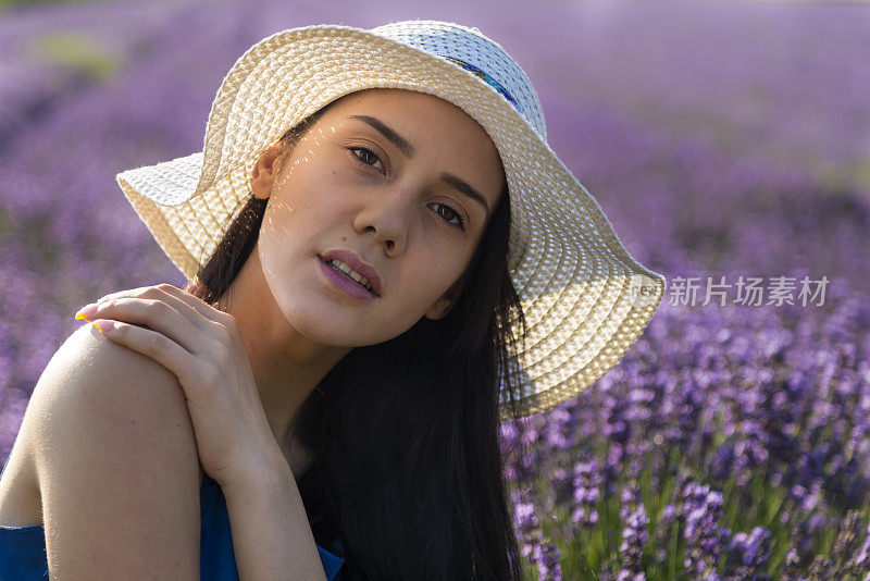 一个年轻的女人在薰衣草地里