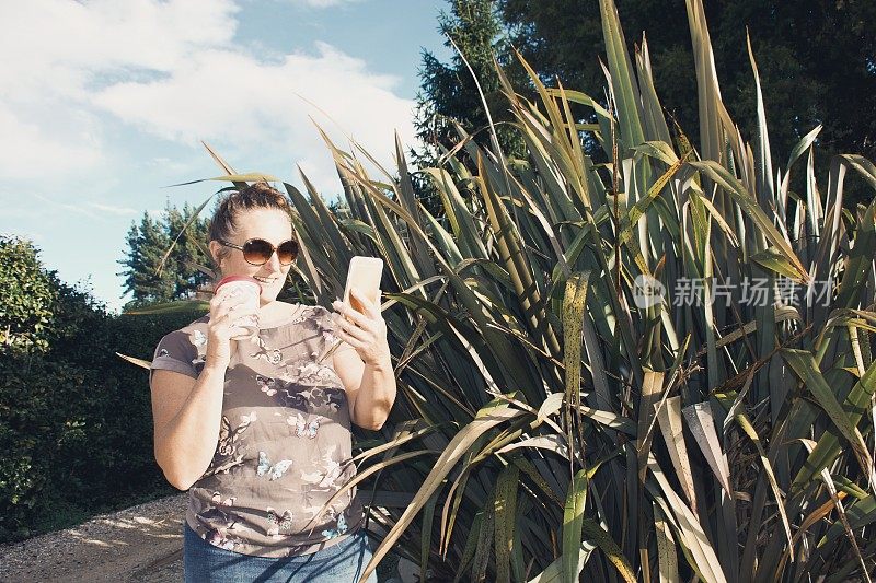 拥有可重复使用的咖啡杯和手机的女性