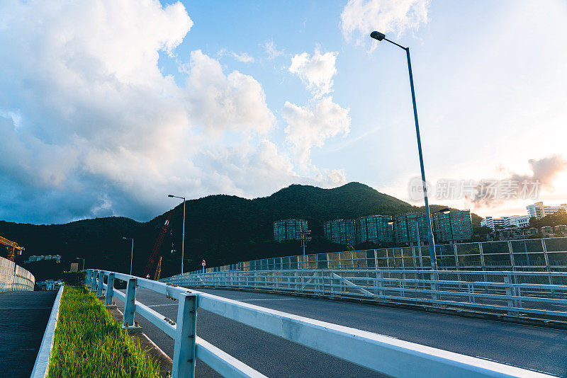 香港城市街道上方的桥