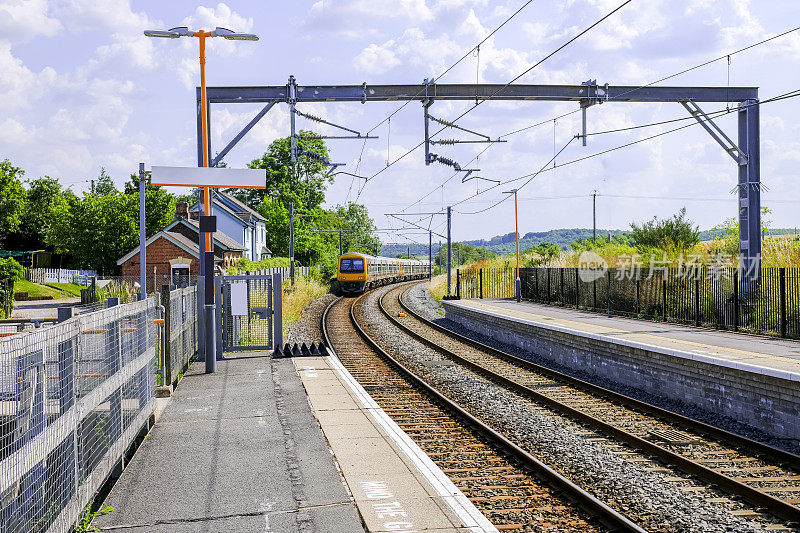 英国乡村的普通电气化铁路车站。