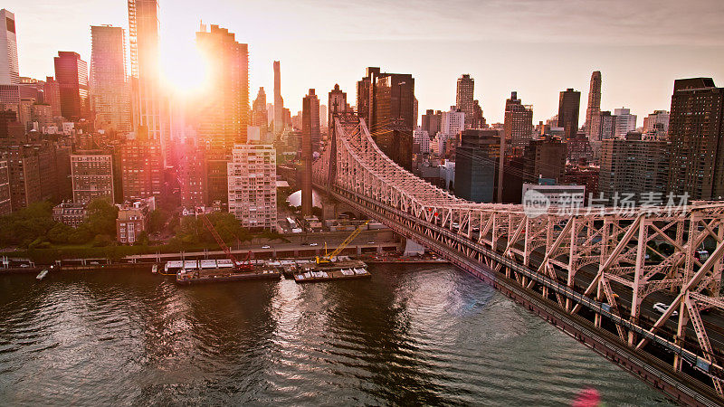 日落时无人机拍摄的昆斯伯勒大桥进入曼哈顿
