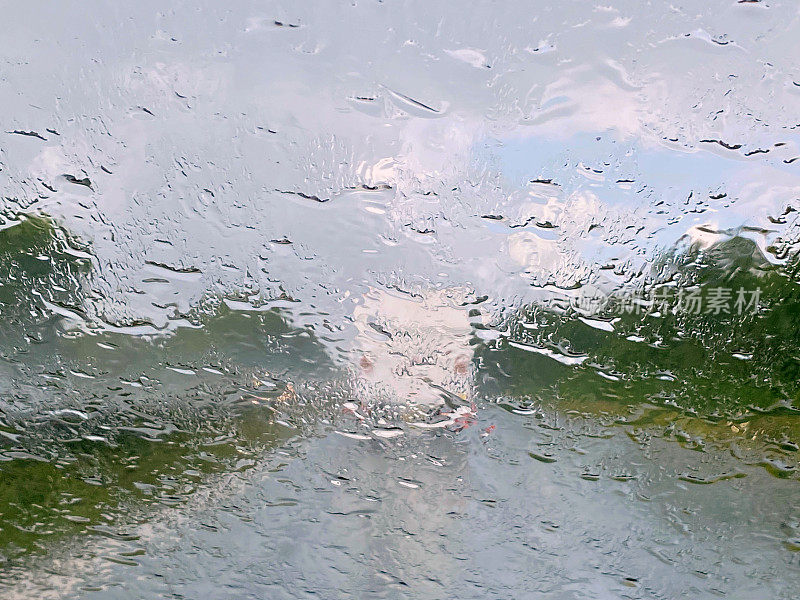 在大雨中行驶在高速公路上