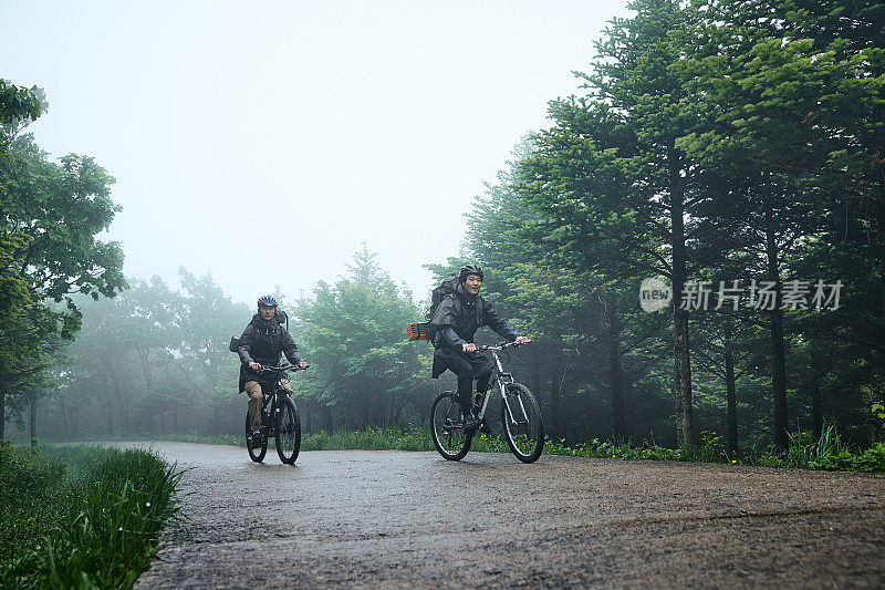 山地自行车，成人，男性，挑战，户外，积极生活，旅行，背包客，一起