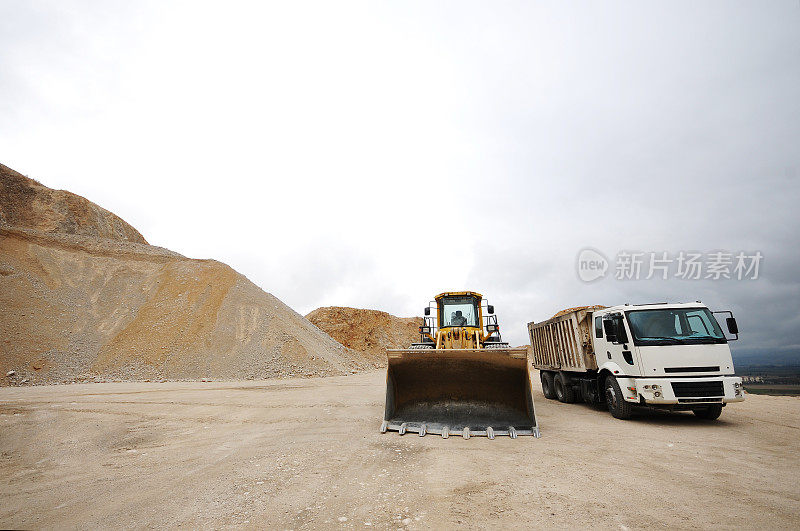 露天矿用大型挖掘机和自卸车