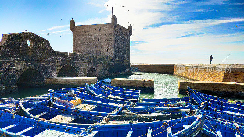 摩洛哥老城Essaouira的港口，蓝色的渔船