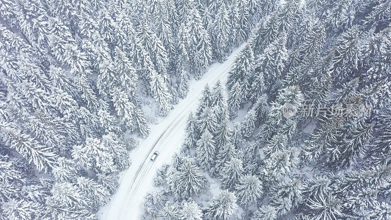 汽车行驶在冬天的乡村道路上