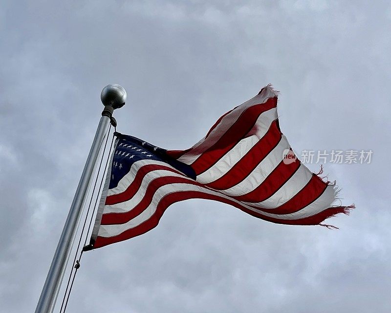 风中撕裂的美国国旗