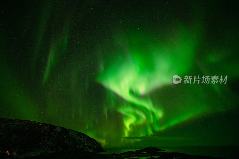 北极光在夜空中山脉的轮廓