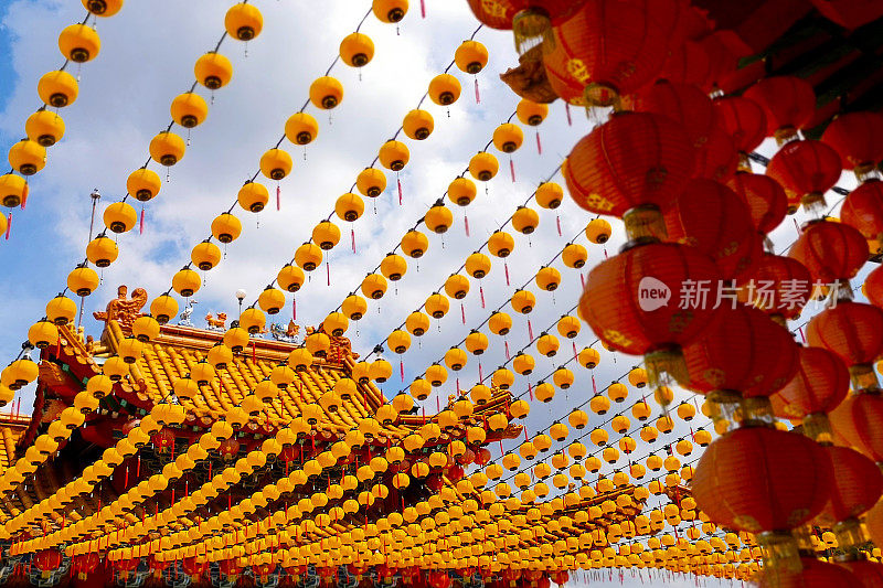 中国农历新年庆祝活动之前更换灯笼内