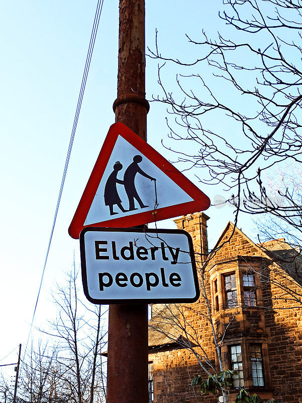英国，苏格兰，格拉斯哥，街道上的老年人的停车标志