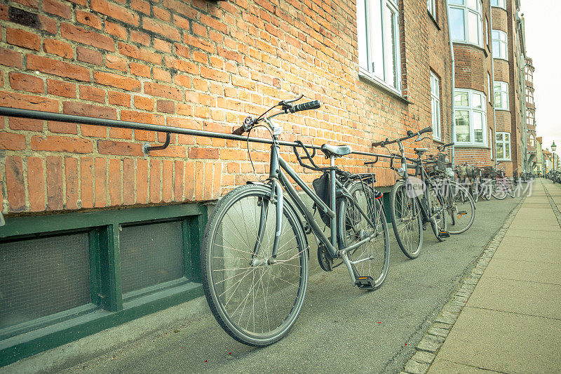 自行车靠墙停放