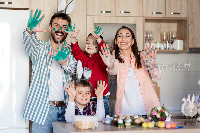 幸福的一家人在画完复活节彩蛋后手上都涂上了颜料