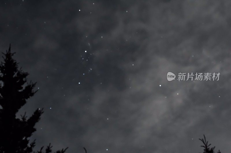 夜空中的星星和极光