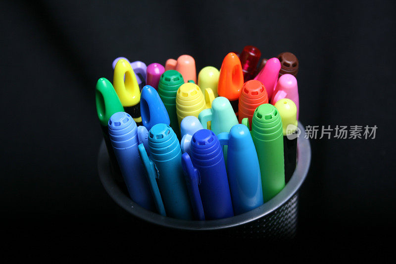 彩色马克笔，钢笔，铅笔，和荧光笔