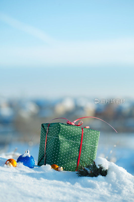 圣诞老人送来的新年玩具和礼物，在雪地里，在森林里，在村庄里一览无余