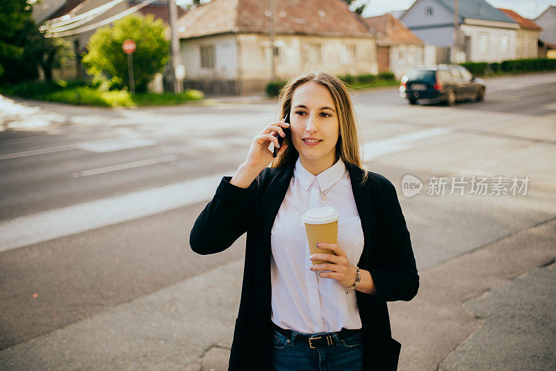 女商人在街上行走