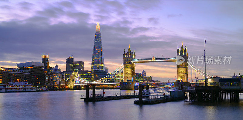 塔桥的全景在日落照明和泰晤士河，伦敦，英国