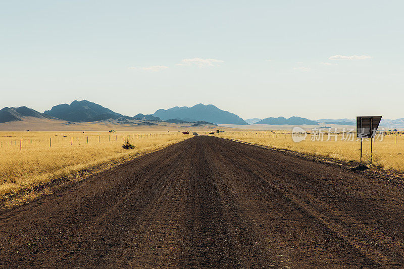 风景优美的道路穿过纳米比亚美丽的风景