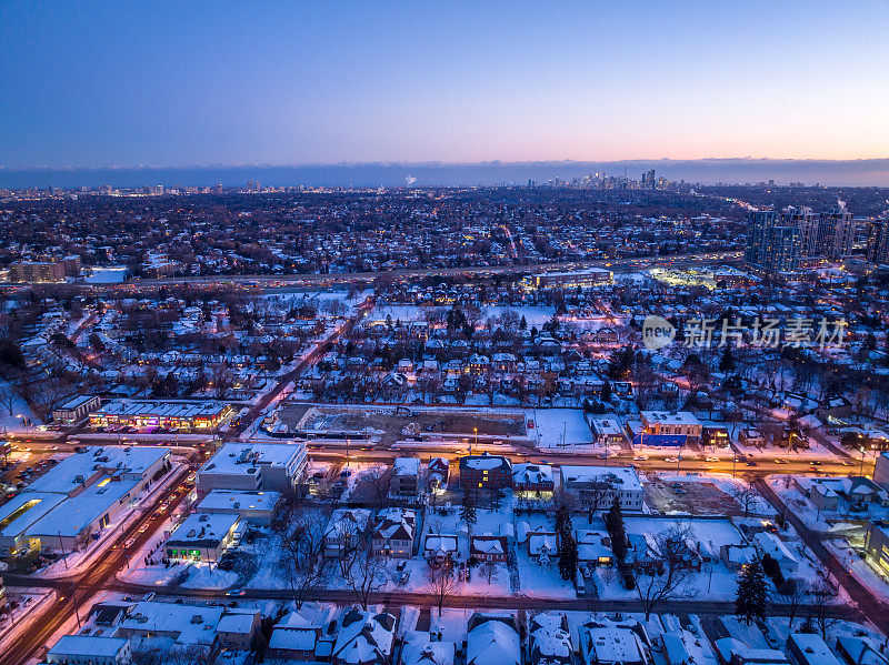 鸟瞰图的冬季城市景观与夜间照明，北约克加拿大多伦多