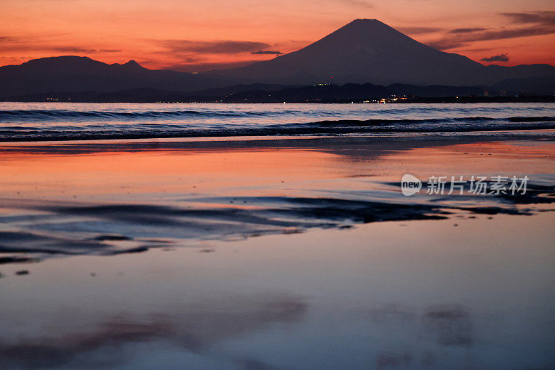 日落海滩上的富士山剪影