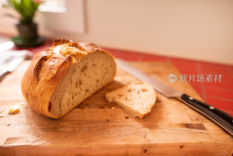 面包用刀放在切菜板上