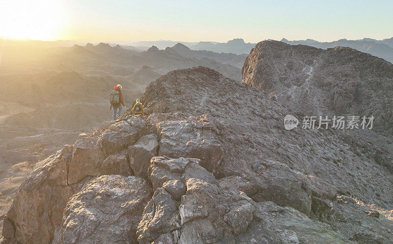 鸟瞰图的徒步旅行夫妇通过沙漠小径