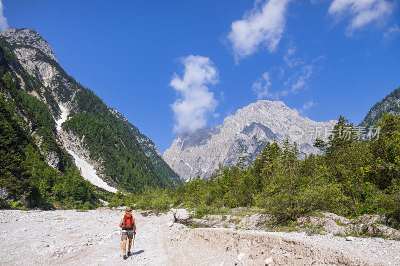 Dolomites的Oten山谷和Antelao山(意大利威尼托)