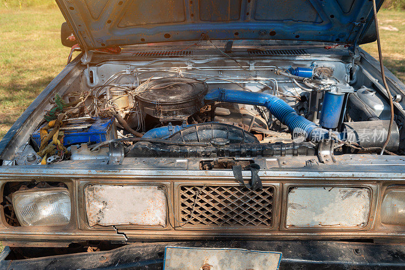 旧的柴油发动机与生锈和肮脏的汽车零部件，渗水和不良的汽车保养。