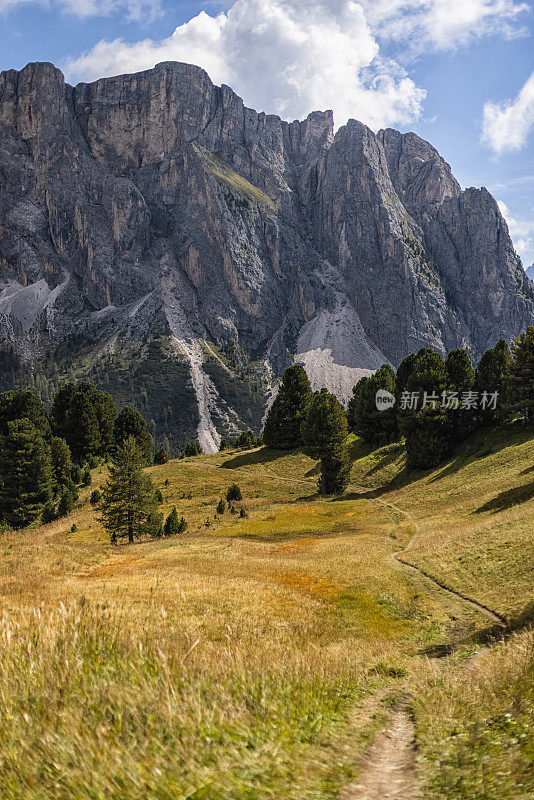 在白云石标志性的户外山地景观上徒步旅行