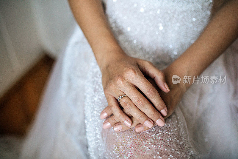 新娘身着婚纱，手牵着手