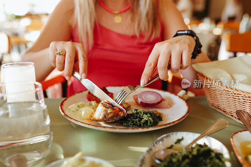 年轻女性喝土耳其拉基