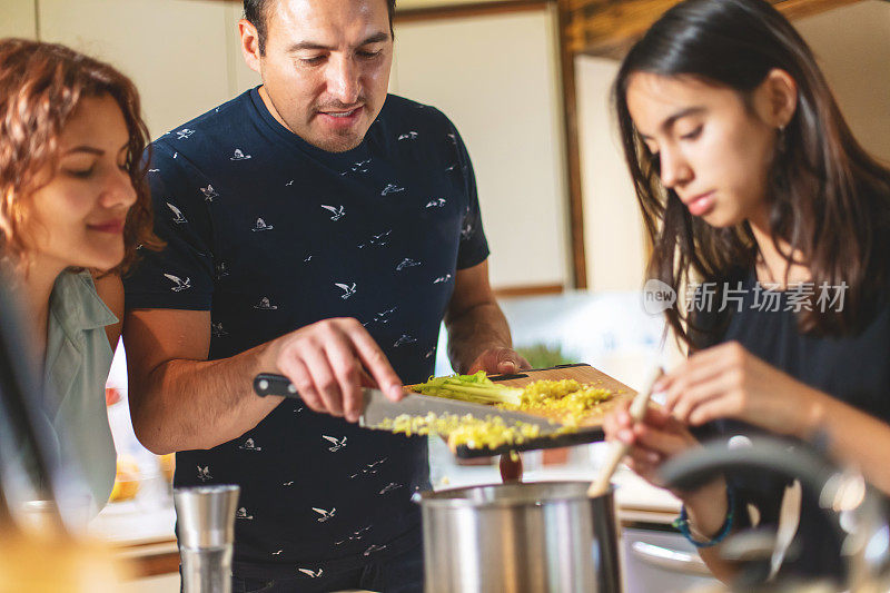 哥伦比亚美国父亲妻子和女儿在家庭厨房一起烹饪父亲节照片系列