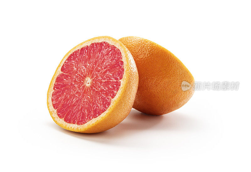 葡萄柚被切成两半，孤立在白色背景上
