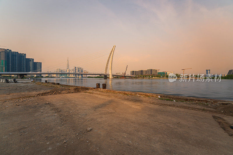 夕阳下的西贡河