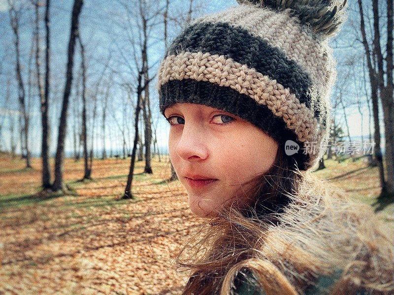 戴着帽子的少女的肖像，在秋天的一天，在密歇根州马凯特市的普雷斯克岛公园的户外，在密歇根州的上半岛。