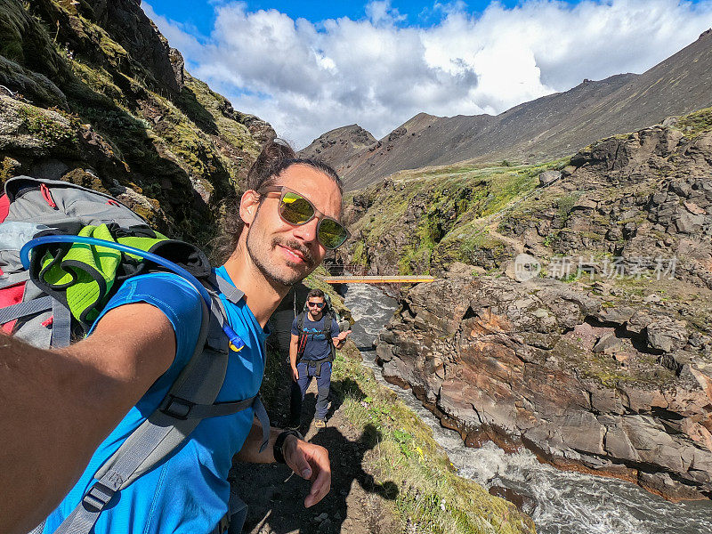 两个朋友在冰岛徒步旅行时自拍