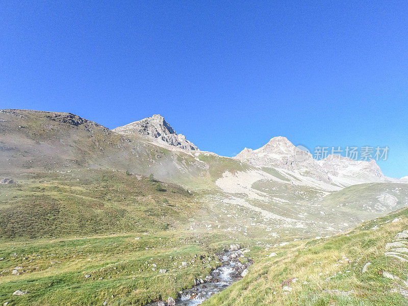 夏天的瑞士阿尔卑斯山