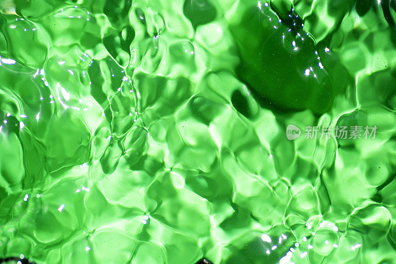 浴缸与移动的水在绿色背景放松在加热水射流
