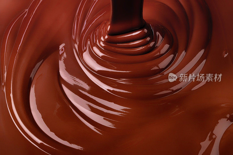 融化黑巧克力背景。倒入液体可可甜点