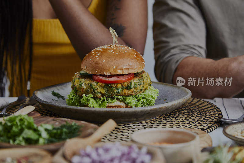 桌上的素食汉堡，浪漫的晚餐