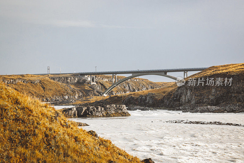 冰岛某处的一座桥