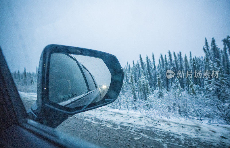 暴风雪后的育空公路