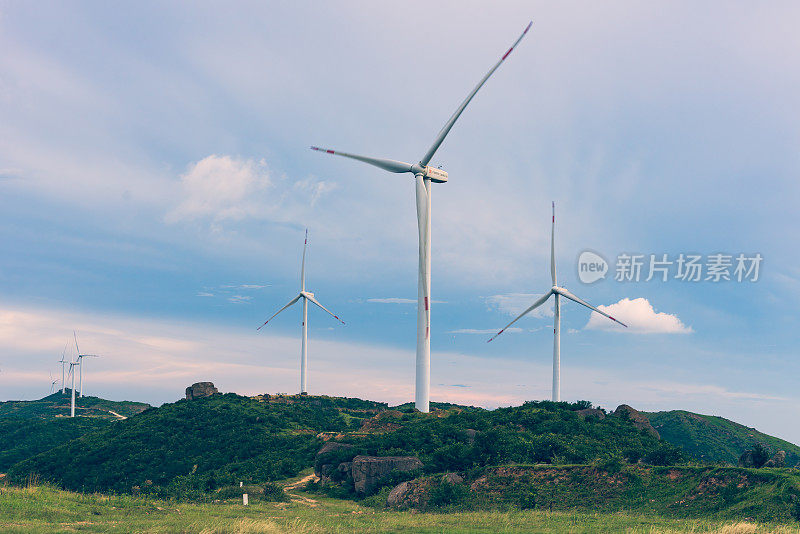 山上的风力发电场景