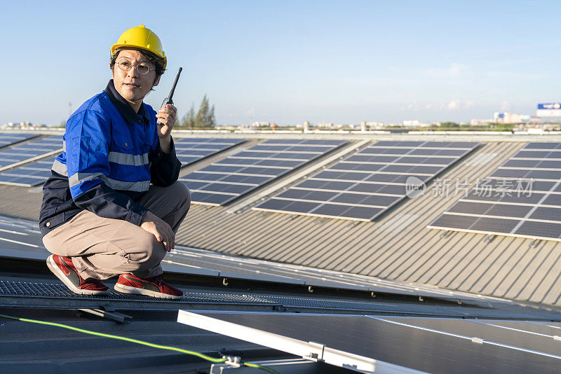 专业技术人员专业工程师带着笔记本电脑和平板电脑维护检查在工厂屋顶阳光下安装太阳能屋顶板。工程师小组调查检查太阳能电池板屋顶。