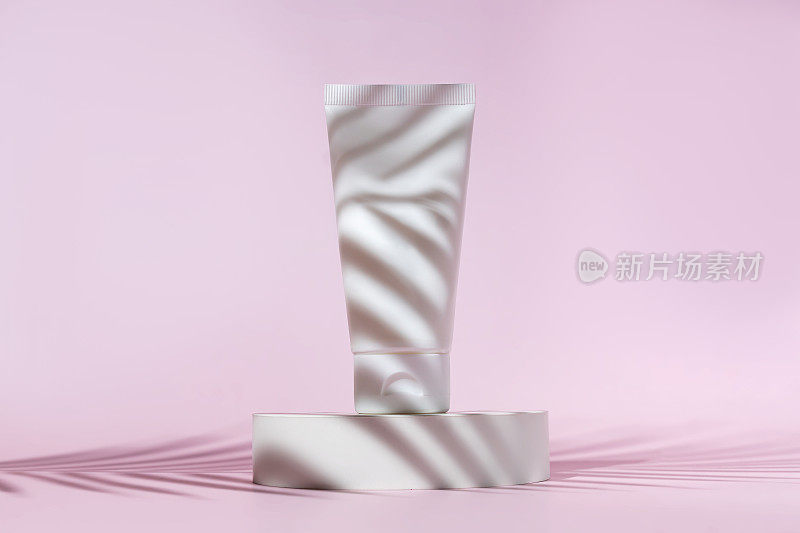 模拟白色挤压瓶塑料管的品牌药品或化妆品-霜，凝胶，护肤品，牙膏。粉彩粉色背景上的化妆瓶容器。极简主义。