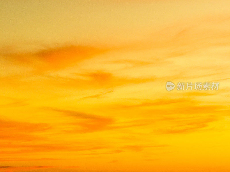 夕阳西下，橘黄色的云笼罩着群山