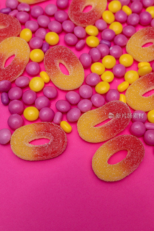 糖果在粉色背景上的特写